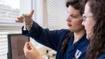 Duas mulheres no laboratório