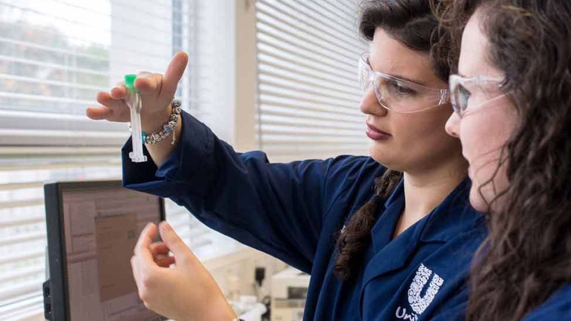 Duas mulheres no laboratório