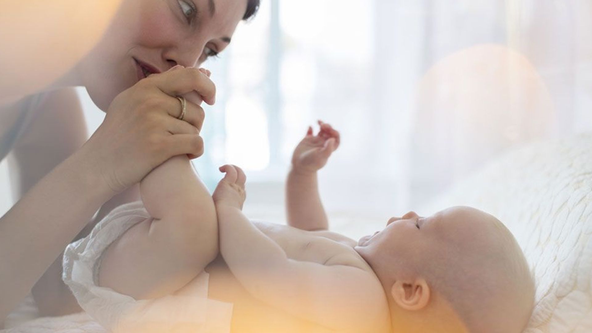 Mulher brincando com bebê