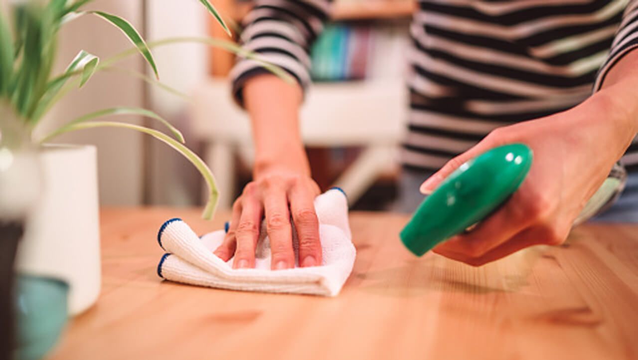 Bord-aftørres-mens-en-spray-holdes